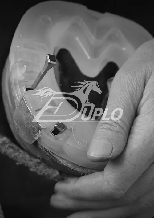 Folleto — Aplicación clavada de nuestras herraduras — Duplo Folleto — Aplicación clavada de nuestras herraduras — Duplo