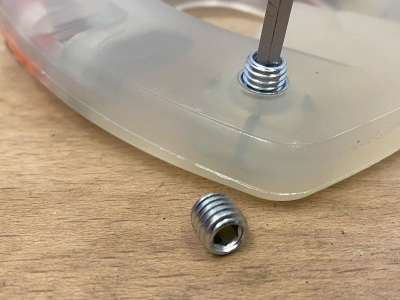 Keeping the screw thread of a horseshoe clean