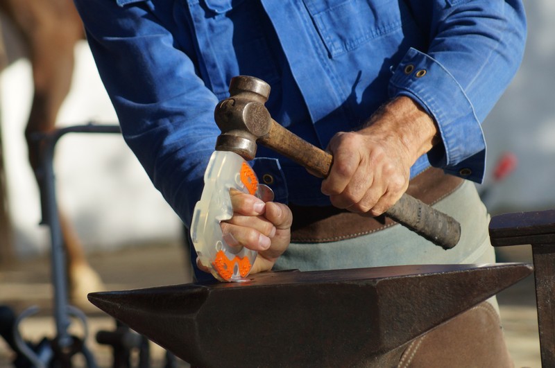 modification au marteau d'une ferrure en plastique avec noyau métallique