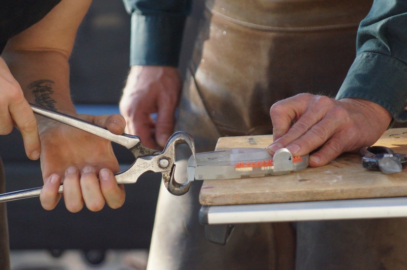 Adapting the plastic shoe to the shape of the hoof using pliers