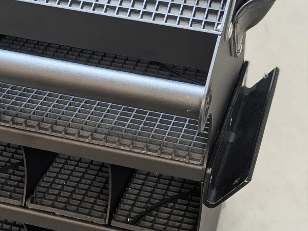 Ein seitlicher Raspelhalter ermöglicht schnellen Zugriff zur Hufrasperl während der Arbeit.