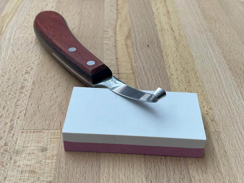 Sharpening stone for hoof knives – grinding stone for precise and clean trimming work.
