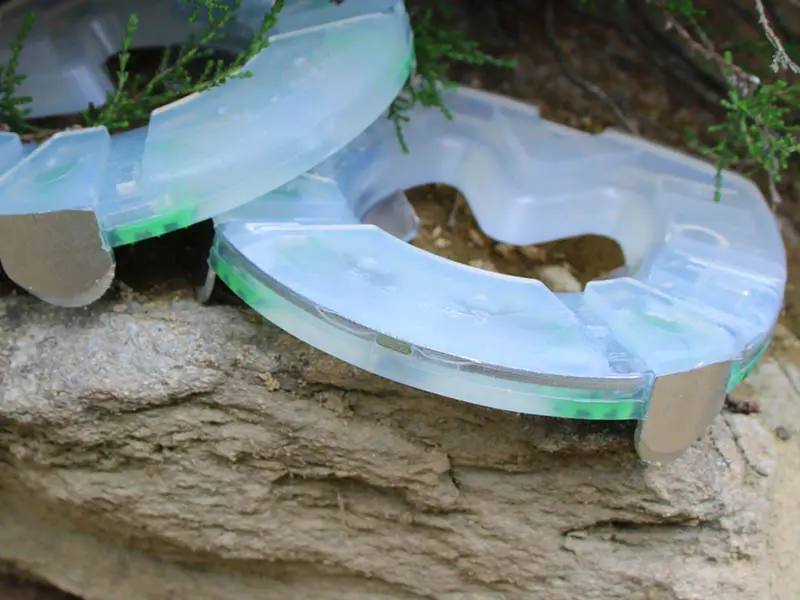 Confronto tra una ferratura composita standard e un modello con bordo protettivo in acciaio nella zona della punta.