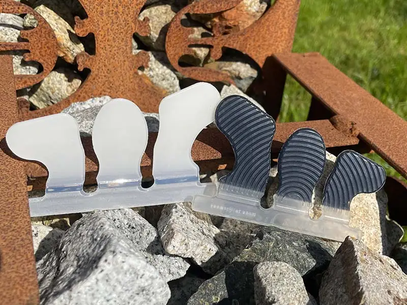 auf einer Steinmauer liegt die günstige Basic Klebelasche neben der regulären Wolf Busch® Klebelasche