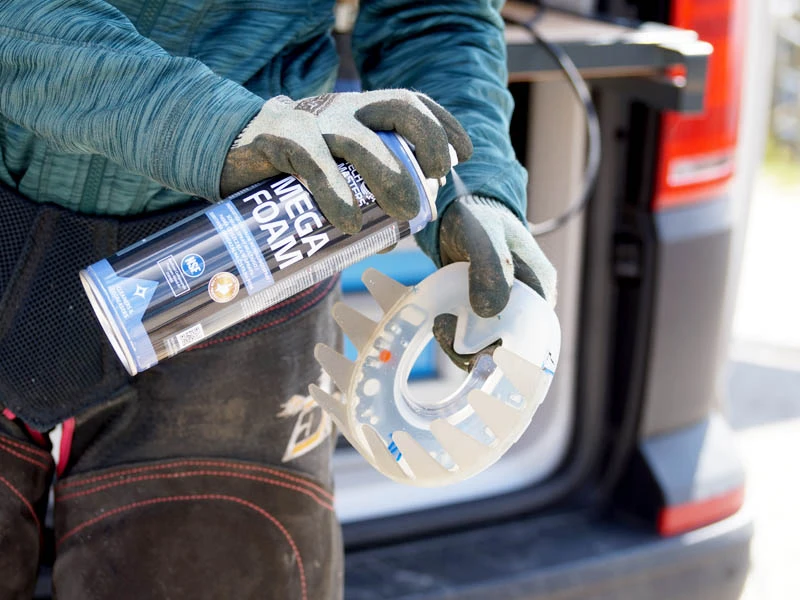 Das Bild zeigt eine der letzen Vorbereitungen beim Kleben am Huf - die Hufschmiedin entfettet den Bekleb mit dem Schaumreiniger MEGA FOAM