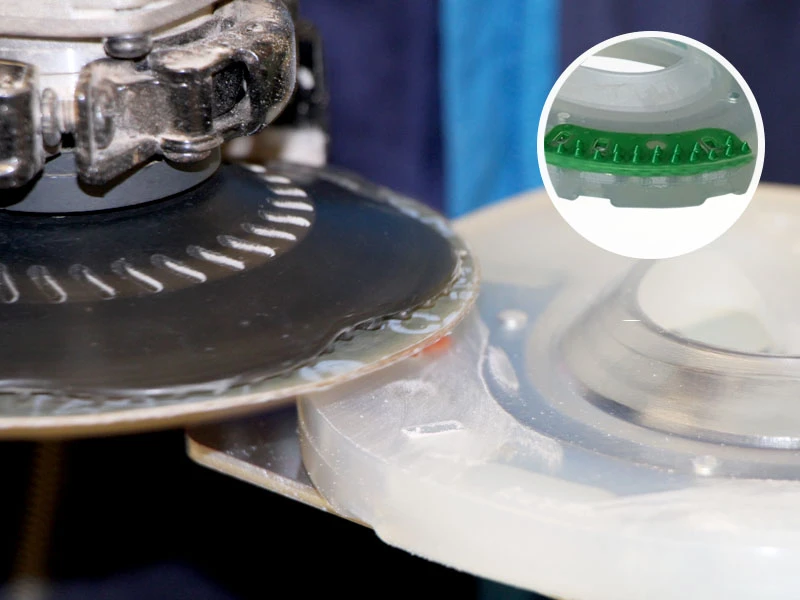 Detailaufnahme des Entfernen der kleinen Kunststoffspitzen, auch Noppen genannt, vor dem Verschweißen der Grundplatte mit den Klebelaschen