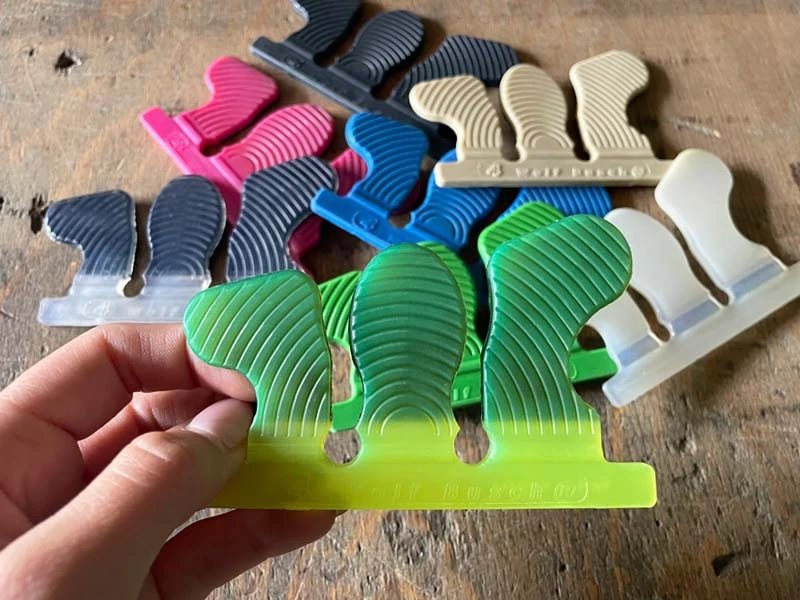 Detailaufnahme der Auswahl an Wolf Busch® Klebelaschen