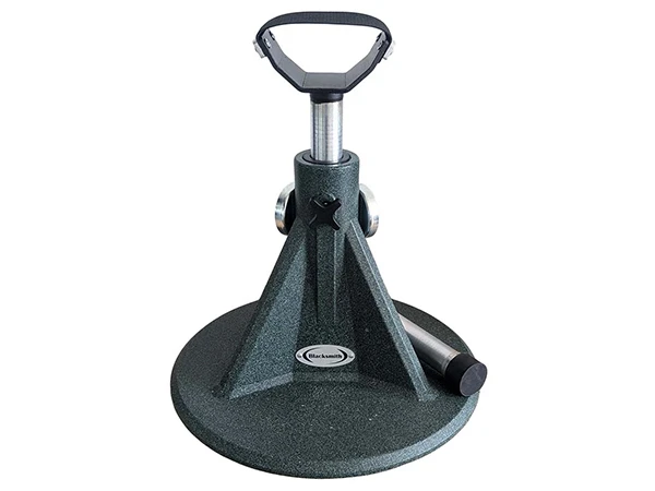Trépied de maréchalerie Blacksmith avec base en plastique fabriquée à partir de matériau recyclé.