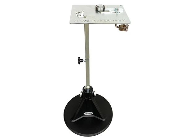 Des soudures stables pour votre ferrure collée sont possibles partout grâce au dispositif de soudage installé sur le trépied de maréchalerie.