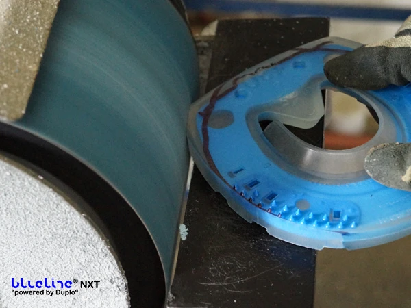 Der blueline® NXT Hufbeschlag wird mit dem Bandschleifer an die Hufform angepasst.