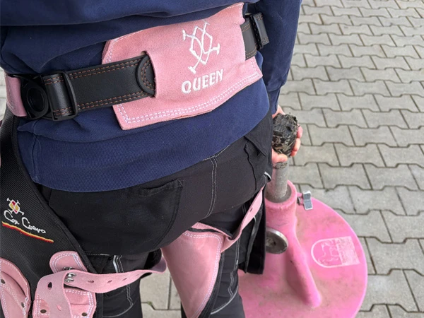 Il grembiule da maniscalco modello Queen è stato sviluppato appositamente per le donne. La cintura, come in tutti i grembiuli, è ergonomica e imbottita.