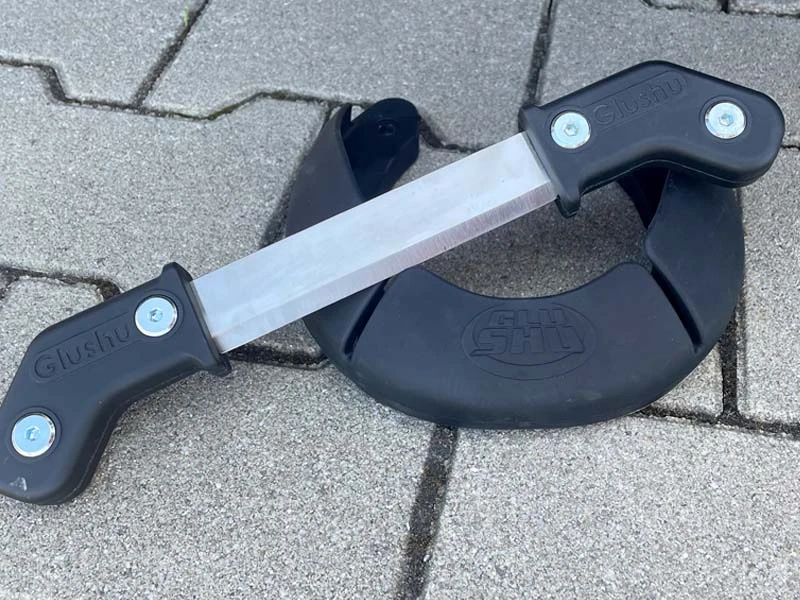 Promotional image of the DRAW KNIFE and Glue-U GLUSHU. Both products are placed on stones.