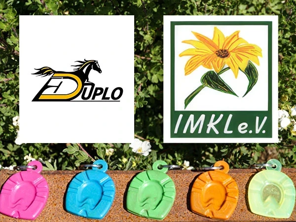 Duplo-Spendenaktion: Krebshilfe-Schlüsselanhänger mit den Logos von Duplo und IMKL e.V. sowie fünf bunten Schlüsselanhängern in Pink, Blau, Grün, Orange und Hellgrün.