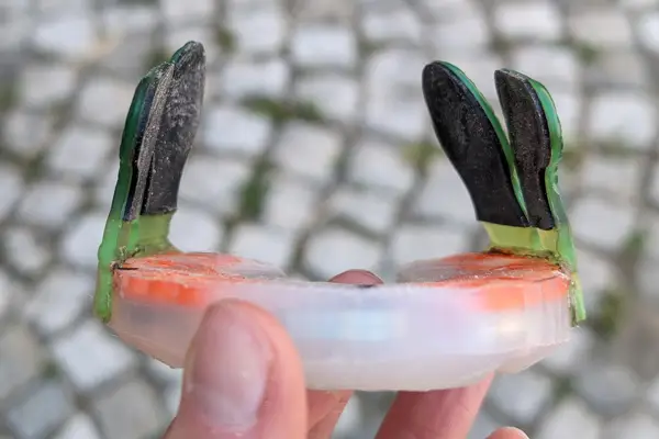 als zehenoffenes Modell modifizierter Kunsstoffbeschlag mit Klebelaschen.