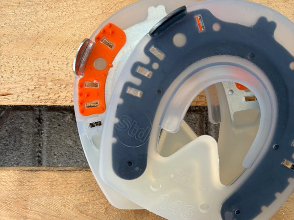 Un Full Branch Shoe avec branche de fer à cheval régulière, sans insert à nodules, est placé au-dessus d'un Duplo classique avec insert à nodules orange.