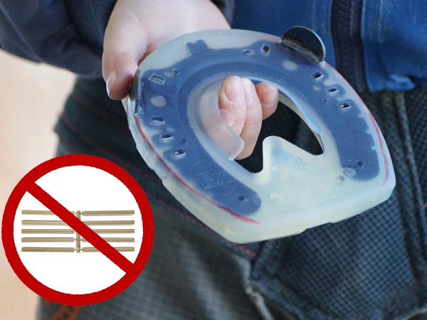 Un maréchal-ferrant présente le nouveau Full Branch Shoe, une ferrure composite avec branche de fer à cheval régulière et pinçons latéraux. À côté, un graphique montre que les barres de soudure en plastique ne peuvent pas être utilisés avec cette ferrure.