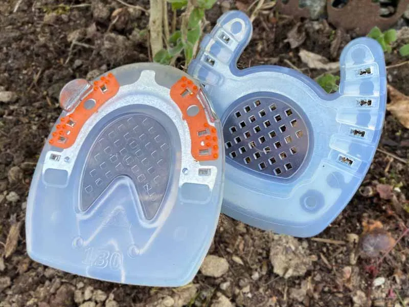 herradura de pinza abierta con suela integrada de rejilla