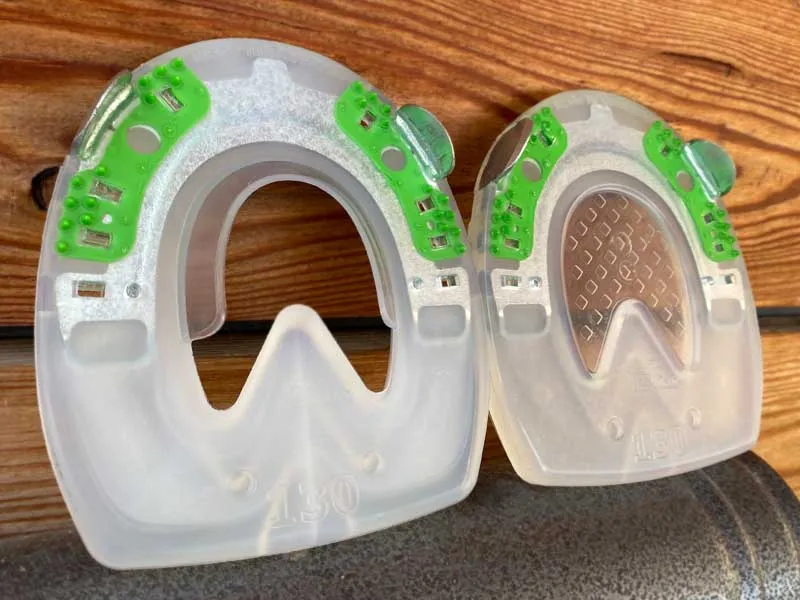 Dos tipos de herraduras compuestas- una con la zona de la suela abierta y otra con suela cerrada para su uso con material de relleno.