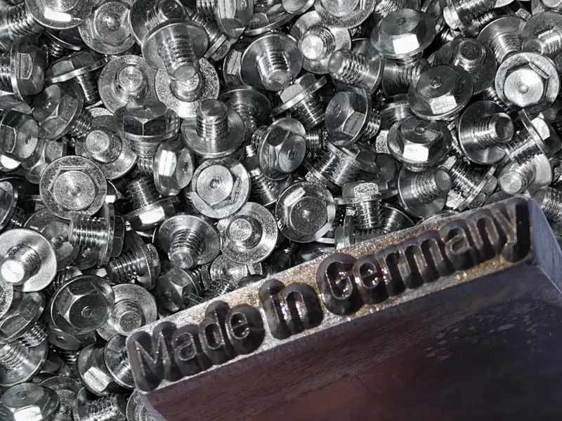 es sind viele Gleitschutz Stollen mit Bund zu sehen und ein Stempel auf dem Made in Germany steht