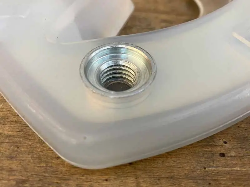 Detailaufnahme eines stabilens Gewindes für Schraubstollen im Quersteg des Straight Bar Hufeisens