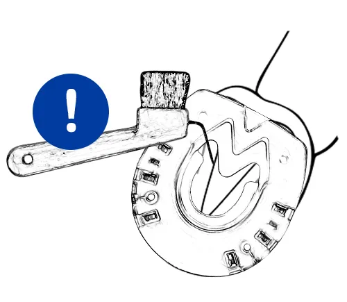 Ein Huf mit Duplo-Beschlag und ein Hufkratzer.