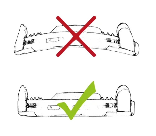 Blick auf den Zehenbereich eines gebrauchten Duplo-Beschlags. Falsch: der Beschlag ist von der vorherigen Beschlagsperiode gewölbt. Richtig: der Beschlag ist plan