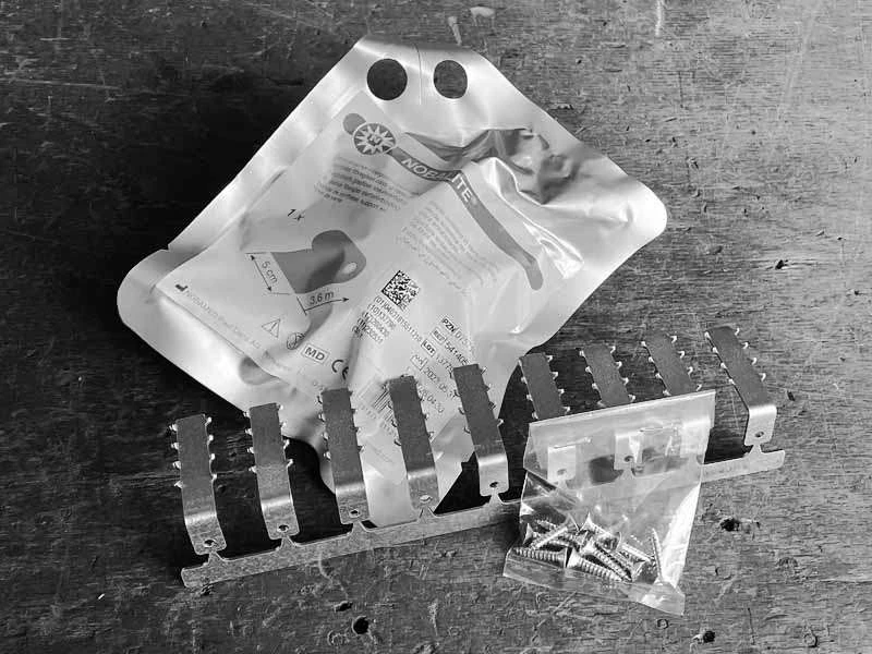 Zubehör für einen Castbeschlag - Castbandage und Casthaken mit Schrauben