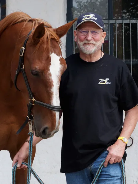 Ing. Hoerby Mende ist geprüfter Hufschmied, Hufpfleger und Veterinärtechniker. Er ist Drittanbieter des Klebekurses zu Duplo-Produkten.