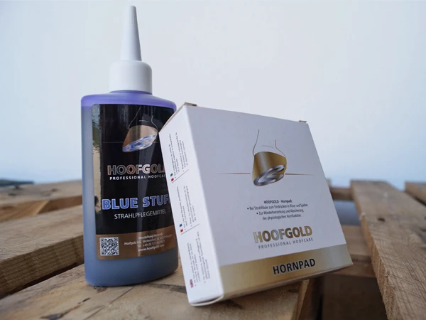 Los dos productos eficaces de HOOFGOLD BlueStuff y HOOFGOLD Hornpads, aparecen colocados uno junto al otro.