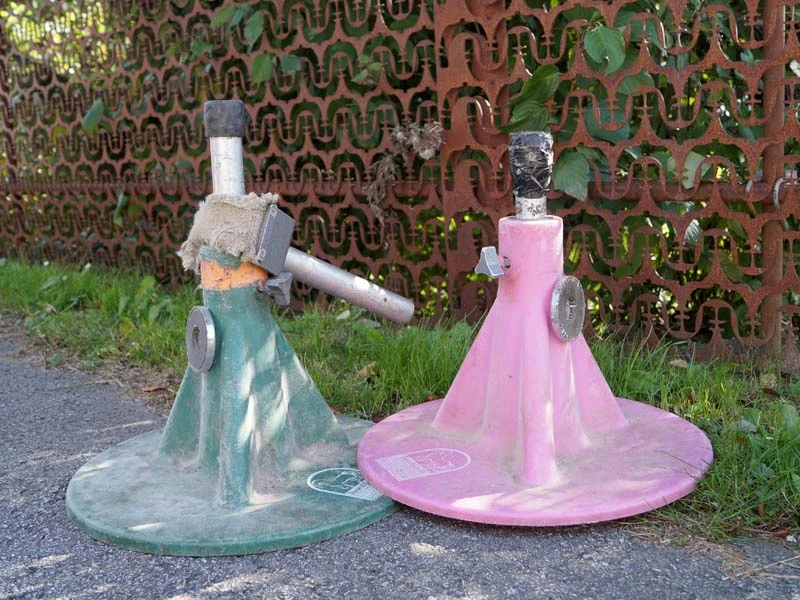 Ein grüner Hoofjack® von Kerckhaert steht neben einem pinken Hoofjack. Beide wurden bereits im täglichen Einsatz am Pferd verwendet. 