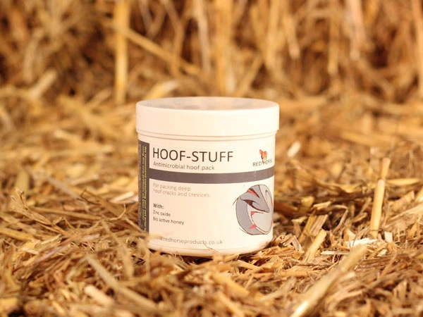 Hoof-Stuff con Red Horse su una balla di paglia.