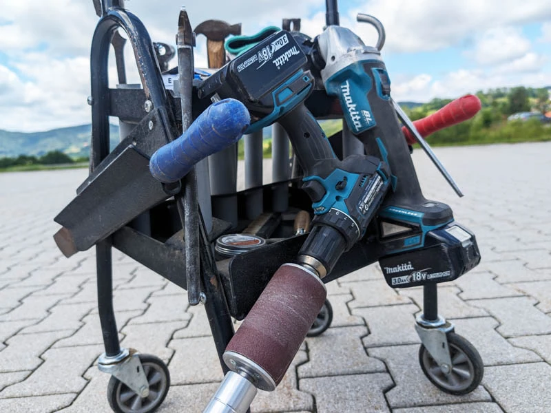 Werkzeugwagen eines Hufschmieds bzw. Hufbearbeiters - mit Raspeln, Flex, Hoof Buffer, Hufbeschlaghammer und mehr