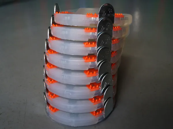 Otto ferri compositi della stessa forma e dimensione sovrapposti.