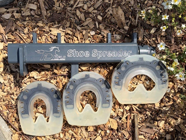 Vergleichsbild: drei Duplo Basic Hufeisen. Einmal original, einmal mit dem Shoe Spreader geweitet und einmal enger geformt.