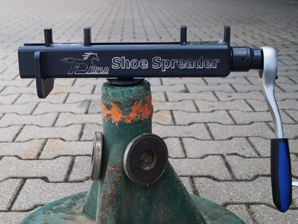Der Hufeisen-Spreizer zum Enger- und Weiterformen von Verbundhufeisen ist in einen Hoofjack® von Kerckhaert eingesetzt.