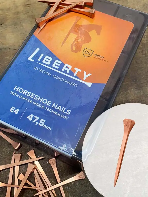 verkupferte Hufnägel und die dazugehörige Schachtel von Liberty liegen auf einer Werkbank