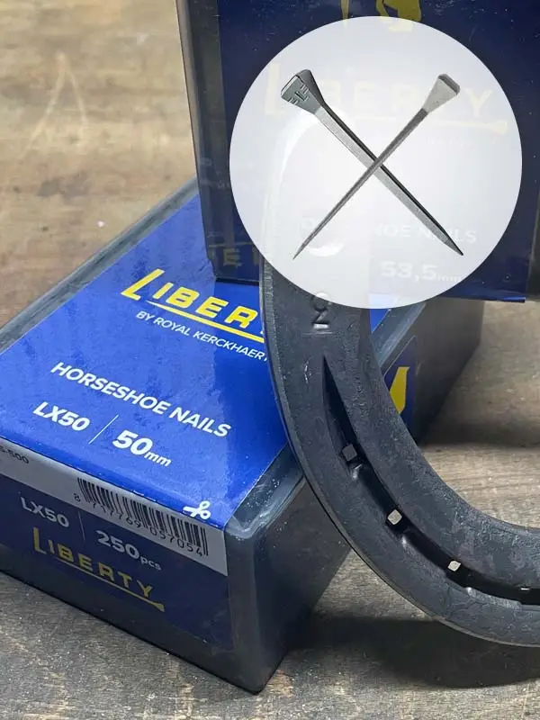 Imagebild für die LX-Hufnägel von Liberty von Royal Kerckhaert; man sieht die Nägel und die blaue Verpackung, außerdem einen Ausschnitt eines Hufeisens