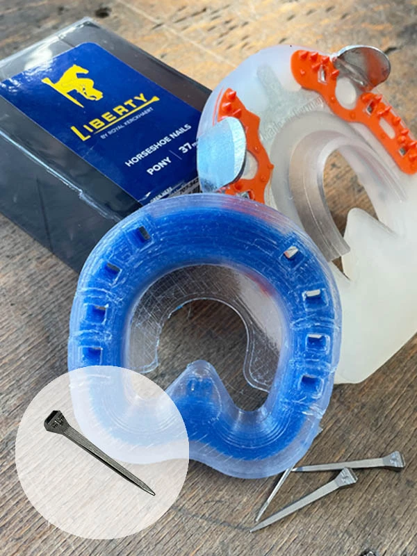 Imagebild für die Pony Hufnägel von Liberty von Royal Kerckhaert; man sieht die Pony-Nägel, die grüne Verpackung, sowie einen blueline® evo! Kombi-Hufbeschlag und einen Duplo Verbundbeschlag.
