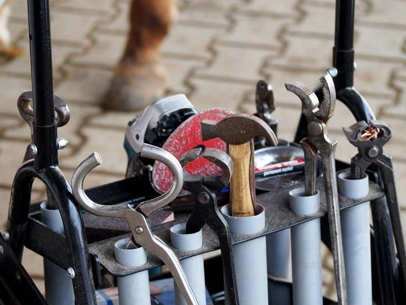 Werkzeugwagen mit verschiedenen Werkzeugen eines Hufschmieds