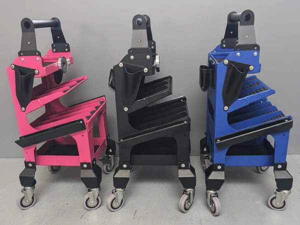 Der Werkzeugwagen Modell Air 300 von Blacksmith ist bei uns in den Farben schwarz, pink und blau erhältlich. Er zeichnet sich durch sein innovatives Design aus.