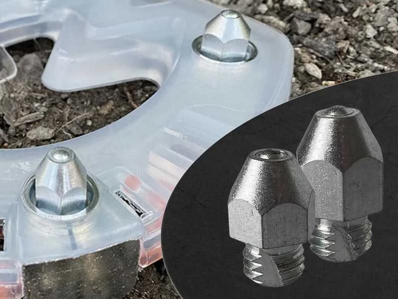 Verbundhufeisen mit Stollen liegt auf Steinen und Eisstollen im Detail