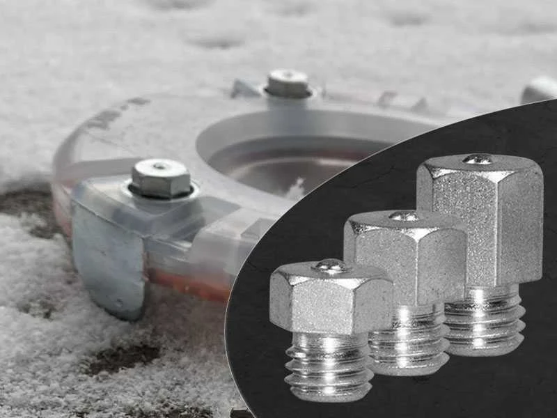 Hufeisen mit Stollen liegt im Schnee und einzelne Stollen im Detail