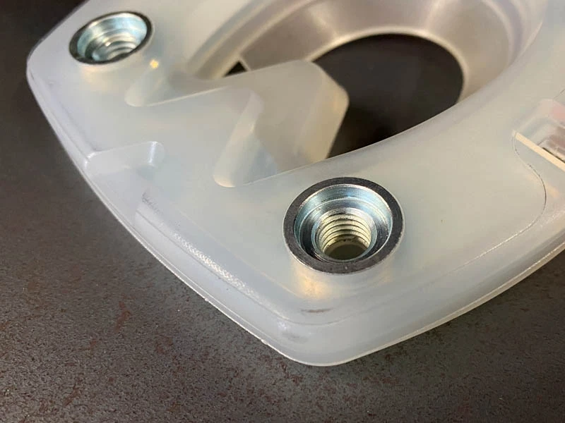 Stollenlöcher im Hufeisen mit Kunststoffmantel