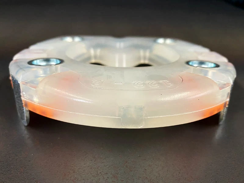 Ansicht des Verbundhufeisens zum Springen von vorne