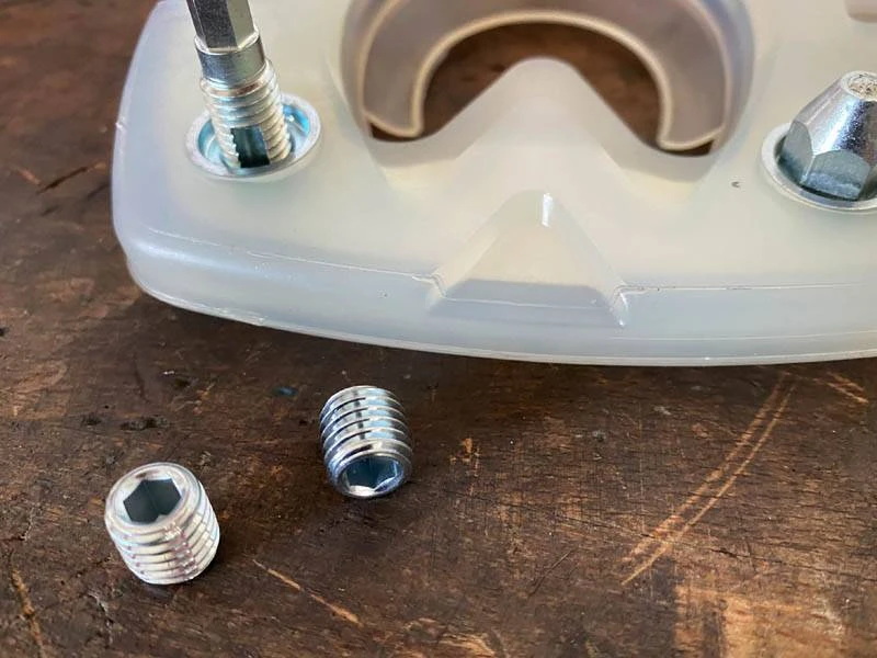 das Stollenloch eines Hufeisens wird gesäubert