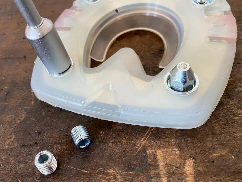 ein Eisstollen wird aus einem Hufeisen herausgeschraubt