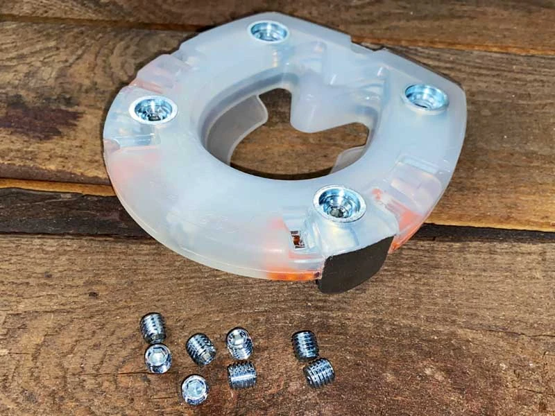 Verbundhufeisen und Verschlussstopfen aus Metall mit Innensechskantgewinde