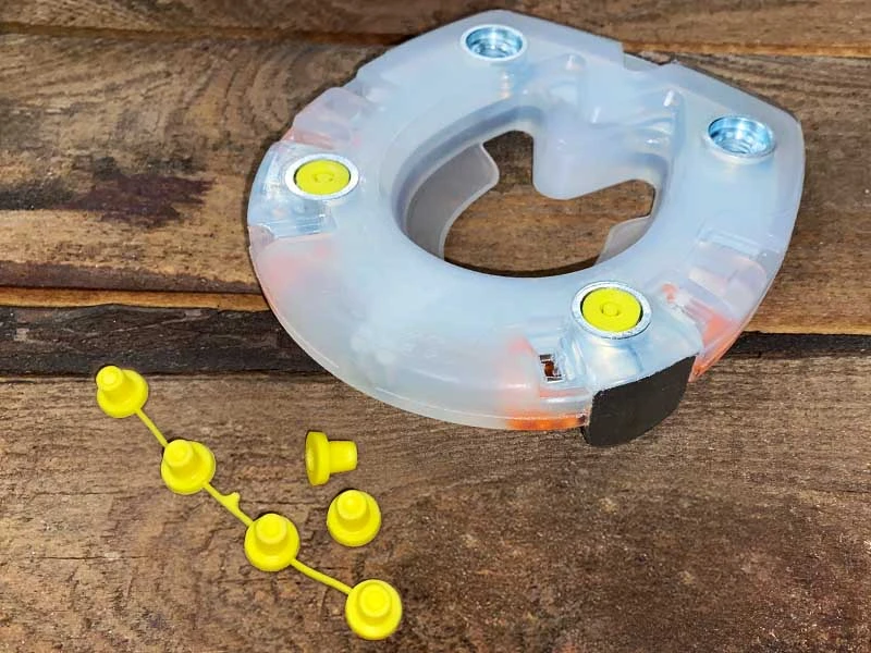 Verbundhufeisen und gelbe Verschlussstopfen aus Kunststoff