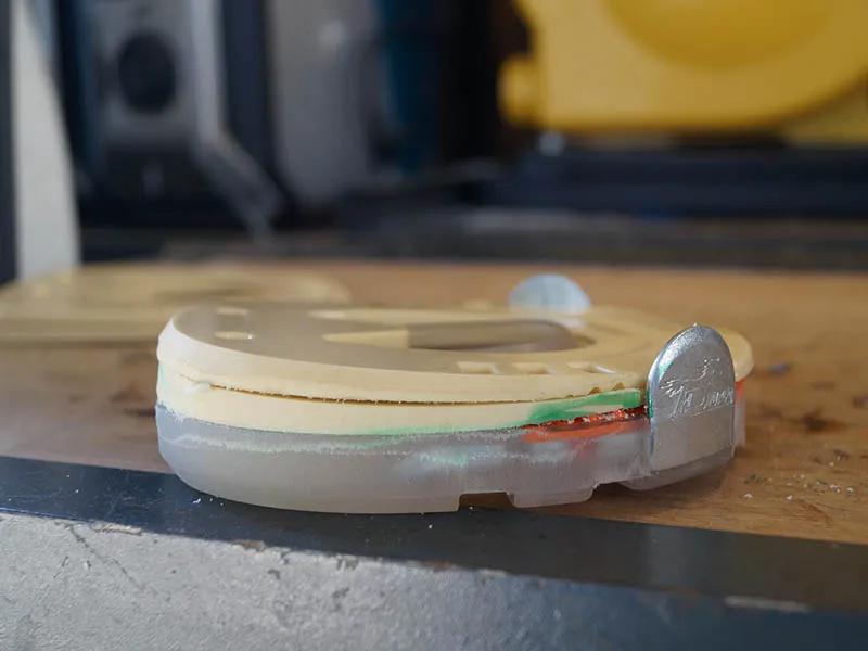 Dos cuñas para un cambio de ángulo de 5 grados en una herradura compuesta con pestañas laterales