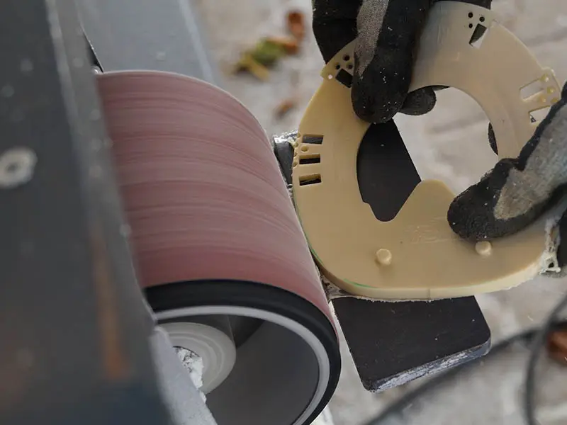 adaptar una herradura con cuña a la forma del casco con una lijadora de banda